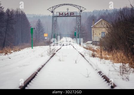 Word Peace su un cancello del vecchio ponte ferroviario vicino al villaggio di Gobiaty sull'ex frontiera tra Polonia e Bielorussia Foto Stock