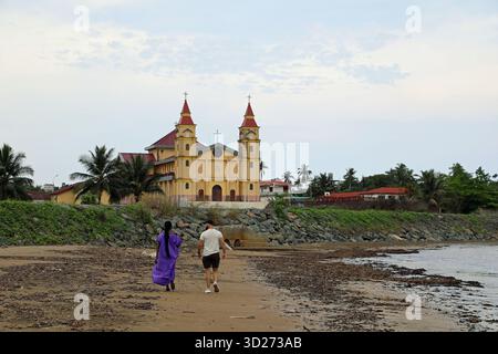 Chiesa di Santa Maria Regina situata vicino alla spiaggia di Mbini nella Guinea Equatoriale Foto Stock