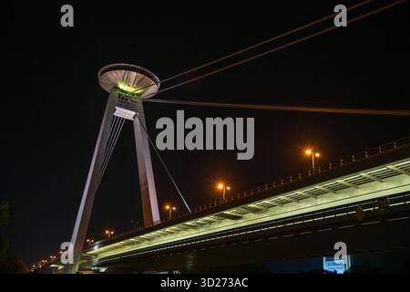 Bratislava, Slovacchia - 27 giugno 2019: Vista del Ponte Nazionale Slovacco della rivolta, del Ponte Most SNP e della Torre UFO da una nave da crociera sul Danubio Foto Stock