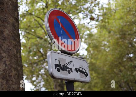 Segnale della zona di traino senza parcheggio e senza parole in Francia Foto Stock