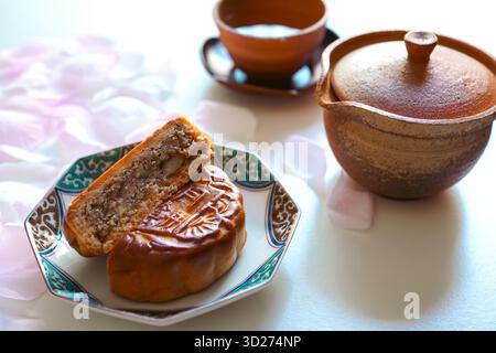Mooncake cinese di noci miste, ripieno generosamente di noci e frutta secca Foto Stock