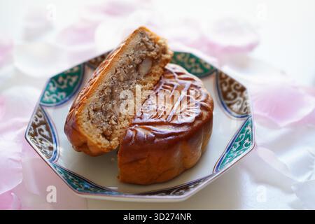 Primo piano della torta cinese di mooncake alle noci miste Foto Stock