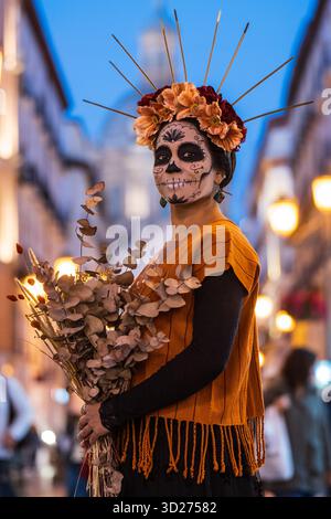 Ritratto di una giovane donna messicana vestita da Catrina per il giorno dei morti per le strade di Saragozza, Spagna Foto Stock