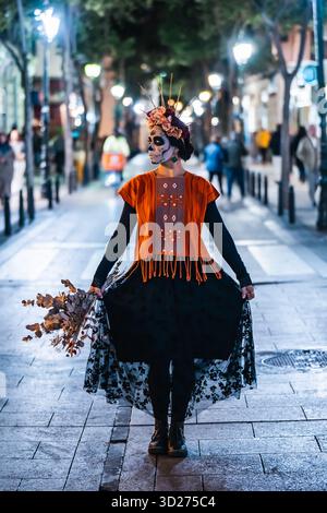 Ritratto di una giovane donna messicana vestita da Catrina per il giorno dei morti per le strade di Saragozza, Spagna Foto Stock
