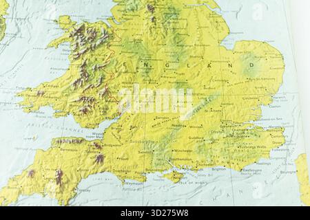 L'immagine raffigura una mappa in rilievo del Regno Unito, che mette in evidenza diversi terreni con montagne Scozia, colline, pianure e valli le regioni sono etichettate, tra cui Foto Stock