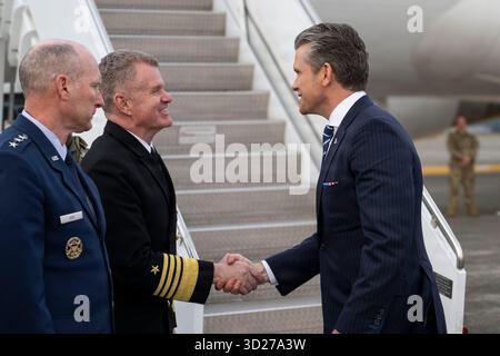 Il Segretario alla Guerra Pete Hegseth stringe la mano al Comandante del comando Indo-Pacifico USA, l'avvocato Samuel Paparo presso la base aerea di Yokota, Giappone, 29 ottobre 2025. (Foto di Dow di U.S. Air Force staff Sgt. Madelyn Keech) Foto Stock