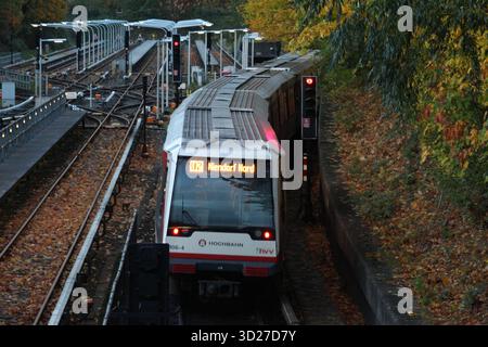 DATA RECORD NON DICHIARATA Eine U-Bahn der Linie U2 a Richtung Niendorf-Nord fährt aus dem Bahnhof Hagenbecks Tierpark hinaus. Lokstedt Hamburg *** un treno della metropolitana sulla linea U2 in direzione di Niendorf Nord parte dalla stazione di Hagenbecks Tierpark per Lokstedt Hamburg Foto Stock