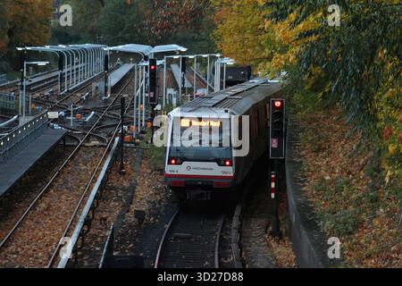 DATA RECORD NON DICHIARATA Eine U-Bahn der Linie U2 a Richtung Niendorf-Nord fährt aus dem Bahnhof Hagenbecks Tierpark hinaus. Lokstedt Hamburg *** un treno della metropolitana sulla linea U2 in direzione di Niendorf Nord parte dalla stazione di Hagenbecks Tierpark per Lokstedt Hamburg Foto Stock