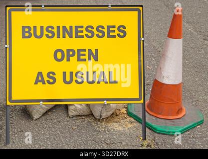 Un cartello informativo indicante che le imprese della zona sono ancora aperte nonostante i lavori stradali. Foto Stock