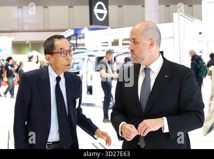 Tokyo, Giappone. 30 ottobre 2025. La casa automobilistica giapponese Nissan Motor, presidente Ivan Espinosa (R), parla con l'ex dirigente Nissan (presidente e CEO ad interim) Yasuhiro Yamauchi (L) in anteprima stampa del Japan Mobility Show 2025 a Tokyo giovedì 30 ottobre 2025. Il Japan Mobility Show 2025 si terrà dal 31 ottobre al 9 novembre. (Foto di Yoshio Tsunoda/AFLO) Foto Stock