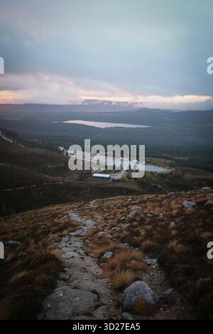 Camminando fino a Cairn Gorm nelle Highlands scozzesi Foto Stock