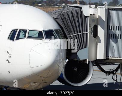 Los Angeles, Stati Uniti. 30 ottobre 2025. Un aereo è parcheggiato durante il carico e lo scarico dei passeggeri ai cancelli dell'aeroporto di Los Angeles, giovedì 30 ottobre 2025. Mentre la chiusura del governo continua fino al suo 30 ° giorno, gli aeroporti stanno affrontando potenziali sfide che potrebbero influenzare i viaggiatori in vacanza. I dipendenti federali, compresi i lavoratori della TSA e del controllo del traffico aereo, hanno perso il loro primo stipendio completo e ciò ha portato a preoccupazioni riguardo a possibili interruzioni dei viaggi. Foto di John Angelillo/UPI credito: UPI/Alamy Live News Foto Stock