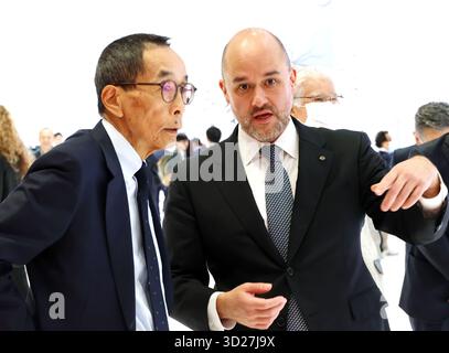 Tokyo, Giappone. 30 ottobre 2025. La casa automobilistica giapponese Nissan Motor, presidente Ivan Espinosa (R), parla con l'ex dirigente Nissan (presidente e CEO ad interim) Yasuhiro Yamauchi (L) in anteprima stampa del Japan Mobility Show 2025 a Tokyo giovedì 30 ottobre 2025. Il Japan Mobility Show 2025 si terrà dal 31 ottobre al 9 novembre. (Foto di Yoshio Tsunoda/AFLO) Foto Stock
