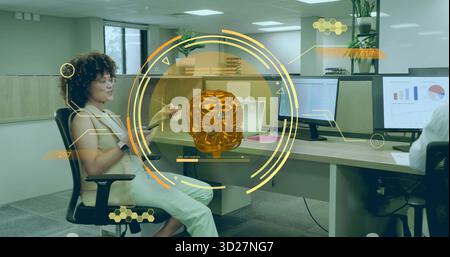 Dimostrazione di un teschio olografico arancione, donna che indossa una camicetta che tiene la carta in ufficio con i monitor Foto Stock