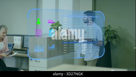Visualizzazione dell'interfaccia olografica che mostra i dati in ufficio con colleghi occasionali che interagiscono Foto Stock