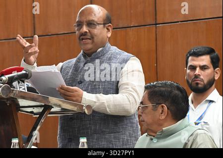NUOVA DELHI, INDIA - OTTOBRE 30: Relatore dell'Assemblea legislativa di Delhi Vijender Gupta, parla durante la mostra su Sardar Vallabhbhai Patel in occasione del suo 150 ° anniversario di nascita presso la sede dell'Assemblea di Delhi, l'Antica Segreteria il 30 ottobre 2025 a nuova Delhi, India. Foto di Sonu Mehta/Hindustan Times Exhibition a Sardar Vallabhbhai Patel presso la sede dell'Assemblea di Delhi Foto Stock