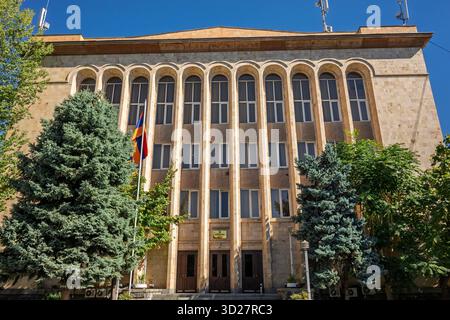 Erevan, Armenia 10.16.2025. Un grande edificio di giudici con una bandiera sopra. L'edificio è marrone e ha molte finestre Foto Stock