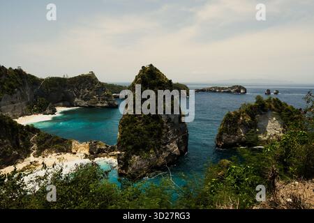 Atuh Beach Viewpoint, Nusa Penida: Torreggianti Sea Stacks e insenature nascoste lungo la costa frastagliata di Bali Foto Stock