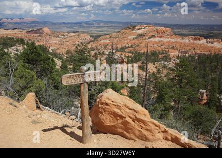 Cartello Trailhead per la Bryce Canyon Wilderness area, Bryce Canyon National Park, Utah, con scogliere e hoodoos tutto intorno Foto Stock