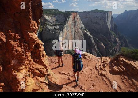 Due escursionisti che si arrampicano sul ripido sentiero per l'Observation Point nel Parco Nazionale di Zion, Utah Foto Stock