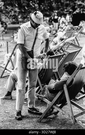 1986, Hyde Park, Londra. Un tranquillo pomeriggio si svolge nel Regent's Park mentre un gentiluomo osserva la scena. Il parco, un'oasi verde nel cuore di Londra, offre una pausa tranquilla per i visitatori che cercano un momento di calma in mezzo alla frenetica città. Questa immagine senza tempo cattura una fetta della vita quotidiana nel 1986, mostrando il fascino duraturo dei parchi di Londra. Foto Stock