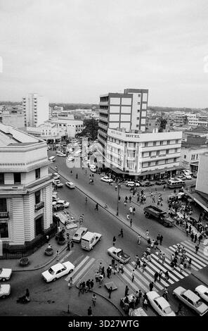 Le vivaci strade di Nairobi si animano di vita in questo iconico paesaggio urbano. La vibrante energia della capitale keniota è in piena mostra mentre veicoli e pedoni navigano in questa trafficata strada. Un'immagine classica che cattura il cuore del paesaggio urbano di Nairobi. Foto Stock