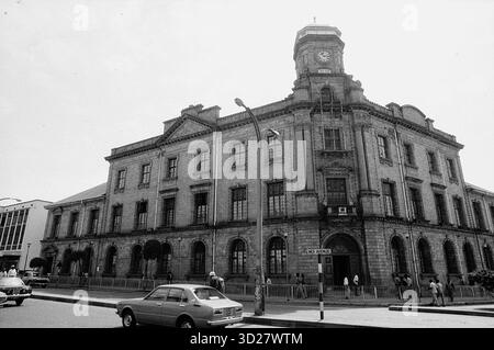 L'iconico municipio di Nairobi è una testimonianza del passato coloniale della città. Questo imponente edificio, costruito alla fine del XIX secolo, domina lo skyline e serve come ricordo della storia di Nairobi come centro amministrativo britannico. La sua grandiosa architettura e l'imponente torre dell'orologio sono una vista familiare per i residenti e un punto di riferimento popolare per i visitatori che esplorano il cuore della capitale del Kenya. Foto Stock