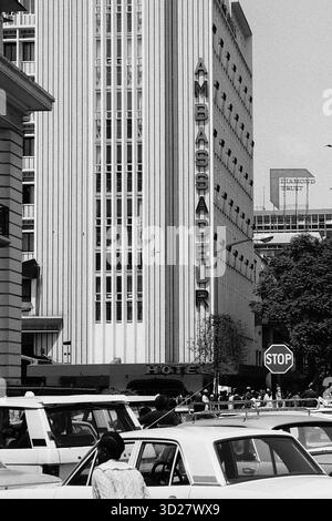 Il patrimonio architettonico di Nairobi si erge alto. Il Grand Regal Hotel, un punto di riferimento della città, domina lo skyline, con il suo caratteristico design verticale che testimonia il passato della città. Catturata nel cuore di Nairobi, in Kenya, questa immagine offre uno sguardo sulla ricca storia e sul paesaggio urbano della città. Foto Stock
