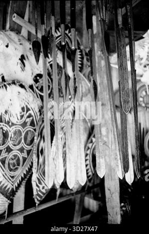 I vivaci mercati della Tanzania offrono uno sguardo accattivante sul ricco patrimonio culturale della nazione. Questa sorprendente immagine monocromatica cattura una mostra di bastoncini da passeggio lavorati con cura, una vista comune nei mercati locali, che mostra l'arte e le abilità tradizionali tramandate da generazioni. L'attenzione ai bastoncini lavorati a mano mette in evidenza l'importanza dell'artigianato all'interno delle comunità tanzaniane. Una testimonianza dell'abilità e dell'arte locale. Foto Stock