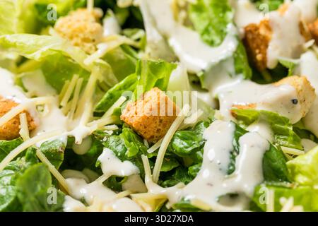 Sana insalata Caesar fatta in casa con condimento al formaggio e crostini Foto Stock