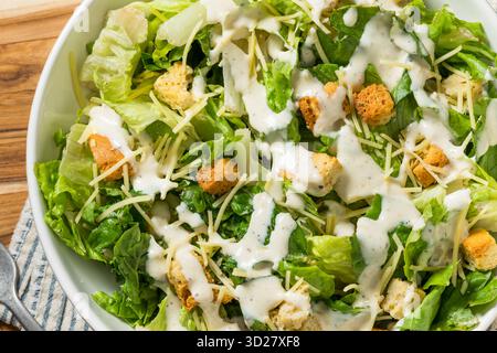 Sana insalata Caesar fatta in casa con condimento al formaggio e crostini Foto Stock