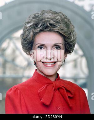 Ritratto ufficiale della First Lady statunitense Nancy Reagan, Washington, D.C., USA, Presidente Ronald Reagan White House Photographic Office, 1 febbraio 1983 Foto Stock