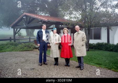 Presidente degli Stati Uniti Ronald Reagan, Regina Elisabetta II, First Lady Nancy Reagan e Principe Phillip, ritratto a figura intera a Rancho del cielo, Santa Barbara, California, Stati Uniti, Presidente Ronald Reagan White House Photographic Office, 1 marzo 1983 Foto Stock
