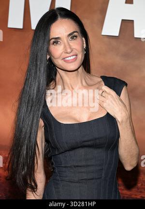 Los Angeles, Stati Uniti. 30 ottobre 2025. Demi Moore arriva al Red carpet della seconda stagione "Landman" all'Academy Museum il 30 ottobre 2025 a Los Angeles, CA. © Lisa OConnor/ Credit: AFF/Alamy Live News Foto Stock