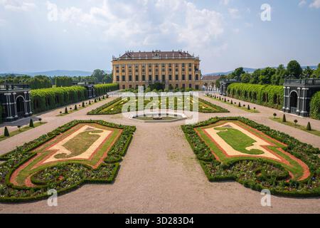 Vienna, Austria - 27 giugno 2019: Vista dei bellissimi giardini parterre simmetrici con l'esterno del Palazzo Schönbrunn. Foto Stock