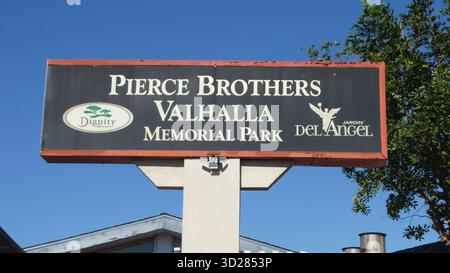 North Hollywood, California, USA 30 ottobre 2025 Pierce Brothers Valhalla Memorial Park Cemetery il 30 ottobre 2025 a North Hollywood, California, USA. Foto di Barry King/Alamy Stock Photo Foto Stock