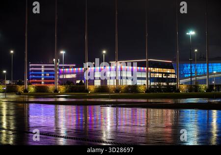 Sirius, Russia - 24 gennaio 2025: Illuminazione notturna dei luoghi del parco olimpico di Sochi. Sirio. Krasnodar Krai. Russia Foto Stock