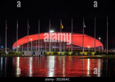 Sirius, Russia - 24 gennaio 2025: Illuminazione notturna del Bolshoy Ice Dome situato nel Sochi Olympic Park. Sirio. Krasnodar Krai. Russia Foto Stock