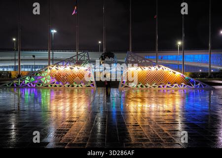 Sirio, Russia - 24 gennaio 2025: Monumento Wall of Champions of the Games contenente targhe con i nomi di Olimpici russi e Paralmpiani OMS Foto Stock