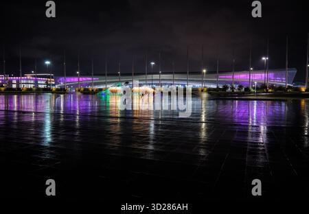 Sirius, Russia - 24 gennaio 2025: Illuminazione notturna dei 2014 luoghi delle Olimpiadi invernali: L'arena Sirius (Adler) e il muro dei campioni situati sulle medaglie Foto Stock