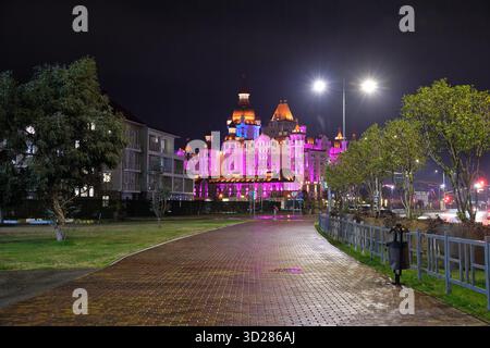 Sochi, Russia - 25 gennaio 2025: L'illuminazione notturna del castello hotel Bogatyr situato nel parco Sochi. Sirio. Krasnodar Krai. Russia Foto Stock