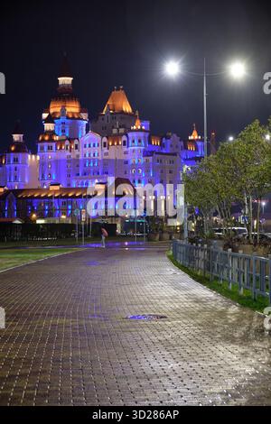 Sochi, Russia - 25 gennaio 2025: L'illuminazione notturna del castello hotel Bogatyr situato nel parco Sochi. Sirio. Krasnodar Krai. Russia Foto Stock