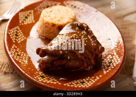 Talpa Poblano. Pollo con Mole. Piatto tipico, emblematico del cibo messicano preparato con una miscela di numerosi ingredienti. La salsa mole è comunemente servita con Foto Stock