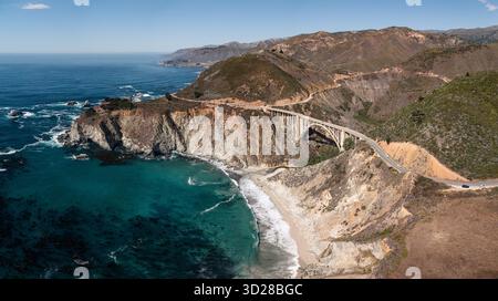Foto defaulDrone del Bixby Creek Bridge tra Cambria e Los Angeles alla fine dell'estate Foto Stock
