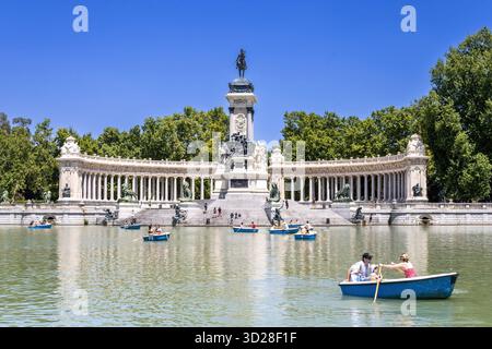 Madrid, Spagna - 9 luglio 2022: Monumento ad Alfonso XII, colonnato e grande stagno nel Parco El Retiro Foto Stock