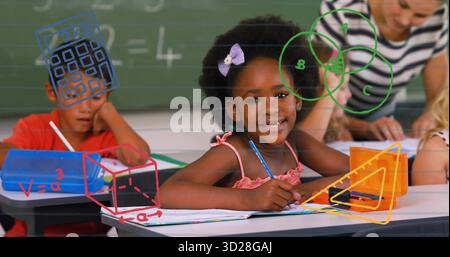 Ragazza sorridente in abito rosa che scrive con matita nel notebook in classe, con equazioni della lavagna Foto Stock