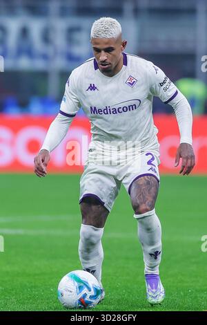 Dodo Domilson Cordeiro dos Santos dell'ACF Fiorentina visto in azione durante la partita di calcio di serie A 2025/26 tra FC Internazionale e ACF Fiorentina allo Stadio San Siro Foto Stock