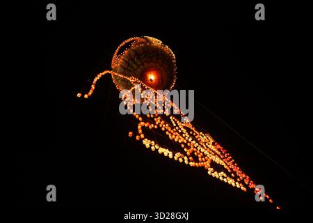 Taunggyi, Myanmar. 30 ottobre 2025. Una mongolfiera che trasporta piccole lanterne è raffigurata durante il Taunggyi Hot-Air Balloon Festival a Taunggyi, stato Shan, Myanmar, 30 ottobre 2025. PER ANDARE CON "Feature: Il festival della mongolfiera del Myanmar fonde eredità, unità con gioia" crediti: Myo Kyaw Soe/Xinhua/Alamy Live News Foto Stock