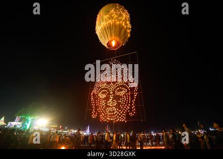 Taunggyi, Myanmar. 30 ottobre 2025. Una mongolfiera che trasporta piccole lanterne è raffigurata durante il Taunggyi Hot-Air Balloon Festival a Taunggyi, stato Shan, Myanmar, 30 ottobre 2025. PER ANDARE CON "Feature: Il festival della mongolfiera del Myanmar fonde eredità, unità con gioia" crediti: Myo Kyaw Soe/Xinhua/Alamy Live News Foto Stock