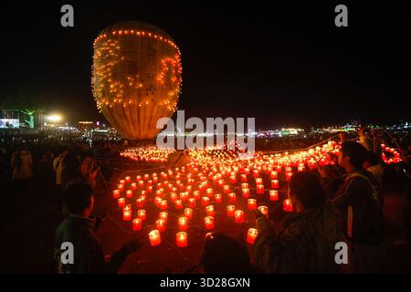Taunggyi, Myanmar. 30 ottobre 2025. Le persone si preparano a rilasciare una mongolfiera durante il Taunggyi Hot-Air Balloon Festival a Taunggyi, stato Shan, Myanmar, 30 ottobre 2025. PER ANDARE CON "Feature: Il festival della mongolfiera del Myanmar fonde eredità, unità con gioia" crediti: Myo Kyaw Soe/Xinhua/Alamy Live News Foto Stock